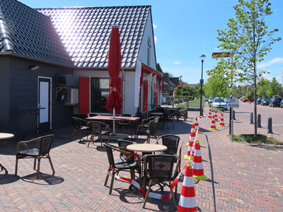 850074 Gezicht op Café De Don (Meerndijk 18) te De Meern (gemeente Utrecht), waar het terras in gereedheid wordt ...